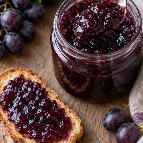 Traubenmarmelade mit Minze und Chili im Glas