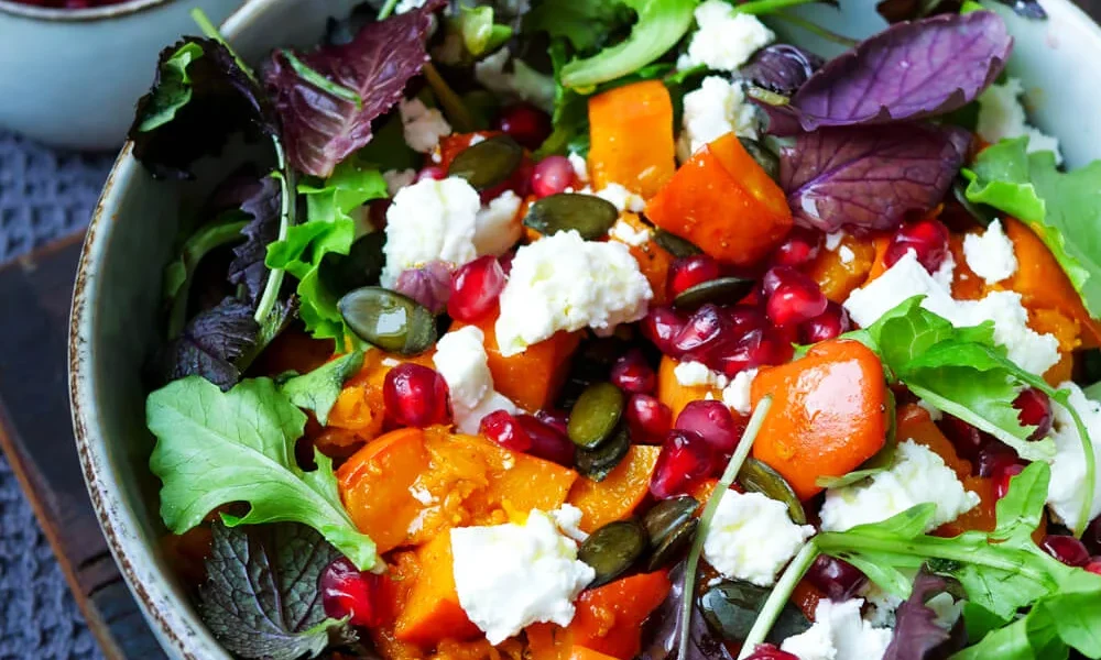 Kürbissalat mit Hokkaido, Feta, Granatapfel und Kürbiskernen