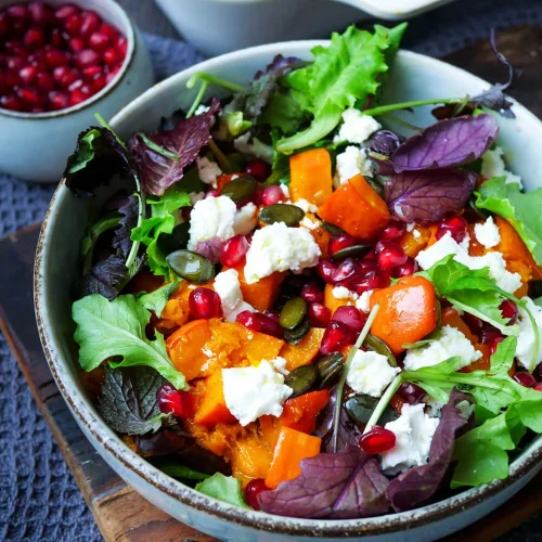 Kürbissalat mit Hokkaido, Feta, Granatapfel und Kürbiskernen