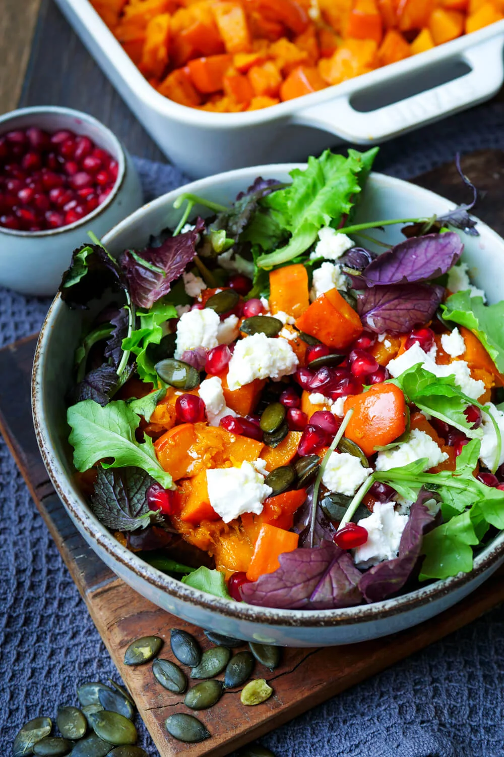Kürbissalat mit Hokkaido, Feta, Granatapfel und Kürbiskernen