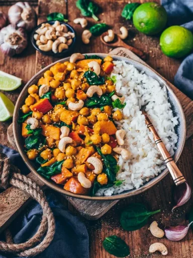 Kürbis-Kichererbsen-Curry mit Spinat und Cashews