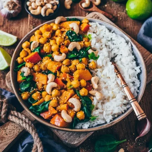 Kürbis-Kichererbsen-Curry mit Spinat und Cashews