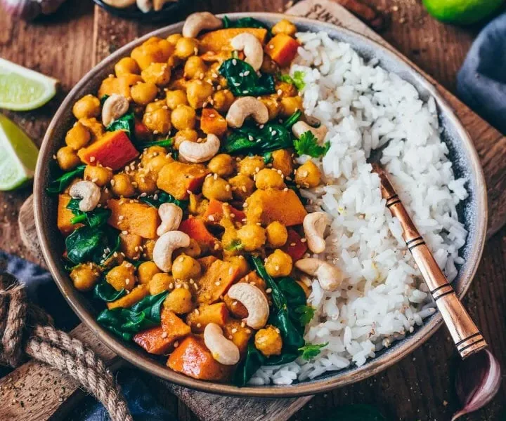 Kürbis-Kichererbsen-Curry mit Spinat und Cashews