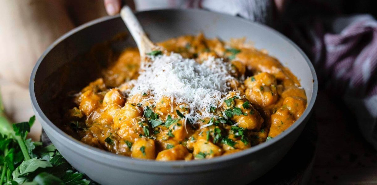 Cremige Gnocchi-Pfanne mit Kürbispüree und Parmesan