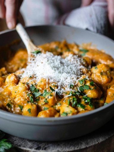 Cremige Gnocchi-Pfanne mit Kürbispüree und Parmesan