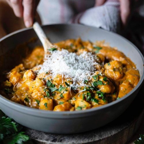 Cremige Gnocchi-Pfanne mit Kürbispüree und Parmesan