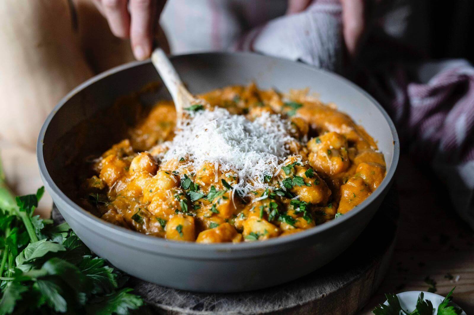 Cremige Gnocchi-Pfanne mit Kürbispüree und Parmesan