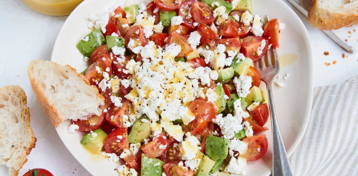 Avocado-Tomaten-Salat mit Hirtenkäse