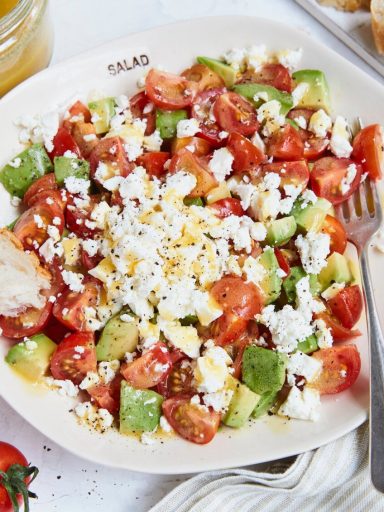 Avocado-Tomaten-Salat mit Hirtenkäse