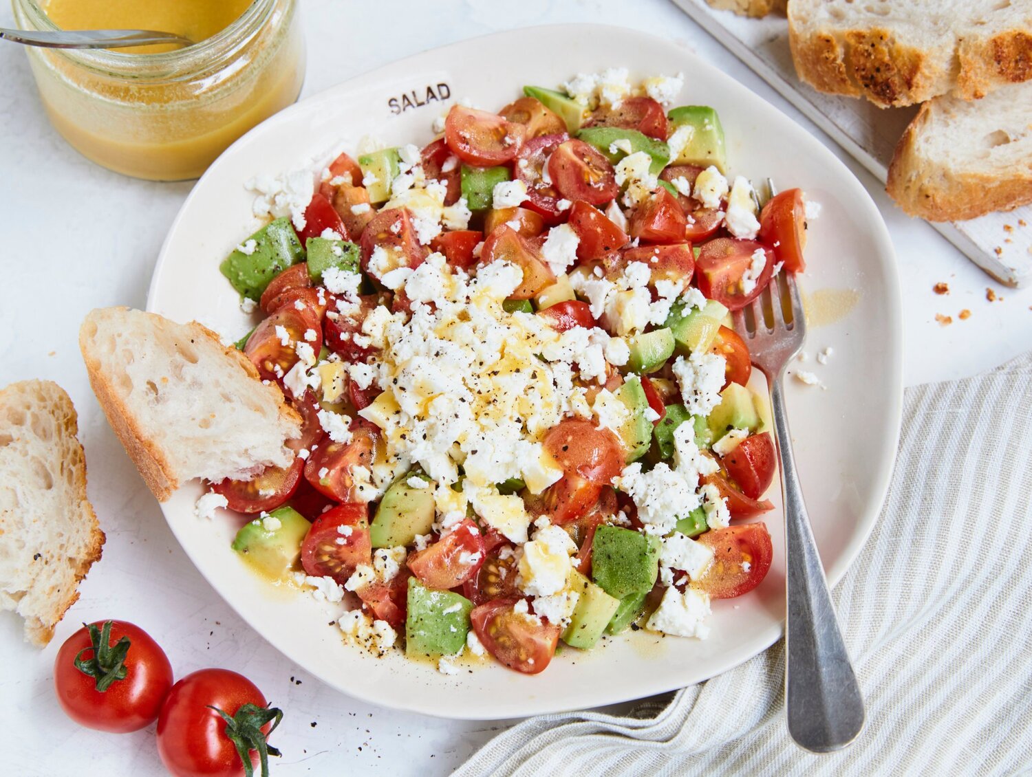 Avocado-Tomaten-Salat mit Hirtenkäse